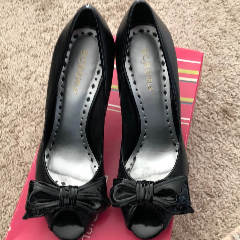 BCBG. Peep toe, bow heels. 7 M